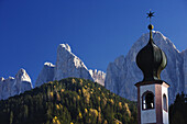 St. Johann in Ranui mit den Geislerspitzen, Villnößtal, Trentino-Alto Adige, Italien