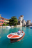 Hafen und Scaligerburg von Sirmione, Gardasee, Provinz Brescia, Lombardei, Italien