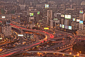 Blick auf die Straße des 6. Oktober am Abend, Kairo, Ägypten, Afrika