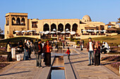 Menschen vor dem Hilltop Restaurant im Al Azhar Park, Kairo, Ägypten, Afrika