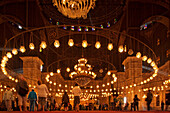 Menschen im Inneren der Mohammed Ali Moschee, Kairo, Ägypten, Afrika