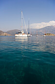 Boote ankern in der Karacaören Kükü Bucht vor der Halbinsel Iblis, Türkei, Europa