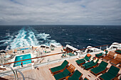 Liegestühle, Pool und Kielwasser, Kreuzfahrtschiff Queen Mary 2, Nordatlantik, Atlantik