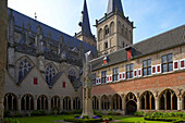 Kreuzgang beim St. Viktor Dom in Xanten, Frühling, Niederrhein, Nordrhein-Westfalen, Deutschland, Europa