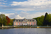 Frühling, Schloß Benrath in Düsseldorf-Benrath, Rheinland,  Nordrhein-Westfalen, Deutschland, Europa