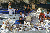 Frauen und Kinder verkaufen Muscheln und Seesterne am Strand, Badian, Cebu, Philippinen, Asien