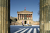 Im Vordergrund das Alte Museum, dahinter der Portikus der Nationalgalerie, Museumsinsel, Berlin, Deutschland