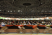 Sechstagerennen im Velodrom, 1993 nach Plänen des französischen Architekten Dominique Perrault gebaute Velodrom hat eine Spannweite von 115 Metern, die 250 Meter lange Radrennbahn ist alljährlich Austragungsort des Sechstagerennens. 12.000  Zuschauerplätz