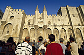 Besucher vor dem Papstpalast, Avignon, Vaucluse, Provence, Frankreich, Europa