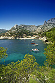 Boote in einer kleinen Bucht unter blauem Himmel, Calanque de Sormiou, Côte d´Azur, Provence, Frankreich, Europa