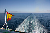 Spanische Flagge am Heck einer Fähre, Blick auf den Atlantik, Fuerteventura, Kanarische Inseln, Spanien, Europa