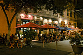 Menschen sitzen nachts vor den Bars in der Calle Dominguez Alonso, Santa Cruz de Tenerife, Teneriffa, Kanarische Inseln, Spanien, Europa