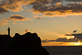 Leuchtturm am Aussichtspunkt Punta de Teno bei Sonnenuntergang, Parque rural de Teno, Teneriffa, Kanarische Inseln, Spanien, Europa