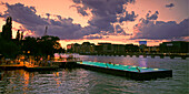 Badeschiff an der Spree bei Sonnenuntergang, Berlin