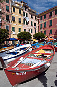 Boote auf der Piazza del Porto, Vernazza, Cinque Terre, Ligurien, Italienische Riviera, Italien, Europa