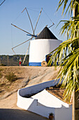 Landschaft mit Windmuehle und weiss bemaltes Haus, Westalgarve, Odeceixe, Algarve, Portugal