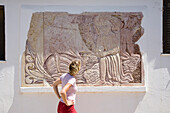 Junge Frau betrachtet den Wandbild von Heinrich dem Seefahrer (15. Jh.), MR, Westkueste der Algarve, Sagres, Algarve, Portugal