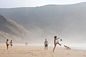 Kinder spielen Fussball am Strand, Praia do Castelejo, Vila do Bispo, Algarve, Portugal
