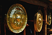 Gongs in einer kleinen Fabrik, Ban Khawn Sai, Provinz Ubon Ratchathani, Thailand, Asien