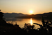 Blick über den Mekong nach Laos bei Sonnenuntergang, Provinz Loei, Thailand, Asien