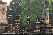 Sitzender Buddha und sitzender Mönch im Wat Mahathat, Sukothai Geschichtspark, Zentralthailand, Thailand, Asien