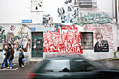 Blick über eine Strasse auf eine Wandmalerei, Orgosolo, Sardinien, Italien, Europa