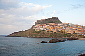Blick auf bunte Häuser und eine Burg an der Küste, Castelsardo, Sardinien, Italien, Europa