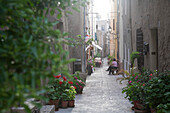 Blick in schmale Gasse in der Altstadt, Castelsardo, Sardinien, Italien, Europa