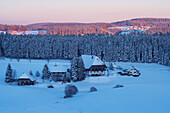Blick an Winterabend auf Unterfallengrundhof bei Gütenbach, Nähe Furtwangen, Schwarzwald, Baden-Württemberg, Deutschland, Europa