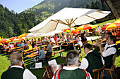 Band spielt im Biegarten, Alm am Hochries, Samerberg, Chiemgau, Bayern, Deutschland