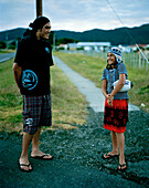 Junge Maori Geschwister im Dorf Hicks Bay, Eastcape, Nordinsel, Neuseeland