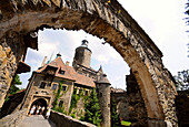 Blick durch ein Tor auf Burg Tschocha, Riesengebirge, Nieder-Schlesien, Polen, Europa