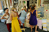 Frauen auf dem Markt in Arzachena, Nord Sardinien, Italien, Europa