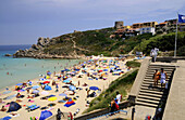 Menschen am Strand im Sonnenlicht, Santa Teresa, Nord Sardinien, Italien, Europa
