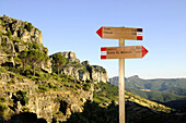 Wegweiser im Gennargentu Gebirge im Sonnenlicht, Sardinien, Italien, Europa