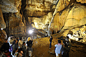 Touristen in der beleuchteten Höhle Grotta su Marmuri im Gennargentu Gebirge, Sardinien, Italien, Europa