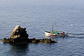 Blick auf kleines Fischerboot vor der Südküste, Isola di San Pietro, Süd Sardinien, Italien, Europa