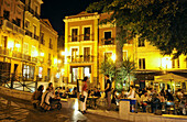 Menschen sitzen abends vor Restaurants im Marinaviertel, Cagliari, Sardinien, Italien, Europa