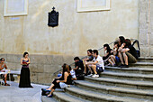 Menschen sitzen auf einer Treppe im Marinaviertel, Cagliari, Sardinien, Italien, Europa