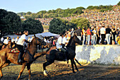 Reiter und Menschenmenge beim Ardia Festival, Sedilo, Sardinien, Italien, Europa