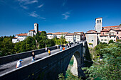 Die Teufelsbrücke über den Natisone stammt aus dem 15. Jahrhundert und wurde 1918 neu errichtet, Cividale del Friuli, Friaul-Julisch Venetien, Italien