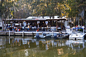 Grillparty mit Cajun Musik an einer Bootstankstelle bei Attakapas Landing am Lake Verret, bei Pierre Part, Louisiana, Vereinigte Staaten, USA