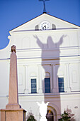 Schatten einer Christusstatue auf der Rückseite der St. Louis Kathedrale, French Quarter, New Orleans, Louisiana, Vereinigte Staaten, USA