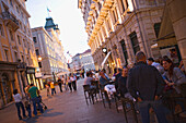 Abend an der Via del Teatro und Piazza dell'Unita, Bar rechts: Ex Urbanis, Triest, Friaul-Julisch-Venetien, Oberitalien, Italien