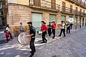 Street musicians playing in the Carrer de Cadena, Palma, Mallorca, Spain, Europe