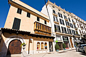 Häuser einer Straße im Sonnenlicht, Palma, Mallorca, Spanien, Europa
