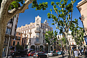 Strassenszene, Strasse und Gebäude unter blauem Himmel, Placa del Mercat, Palma, Mallorca, Spanien, Europa