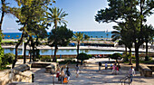 Menschen im Parc de la Mar mit Meerblick, Palma, Mallorca, Balearen, Spanien, Europa