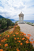 Ionischer Tempel mit Meerblick im Garten des Herrenhauses Son Marroig, Mallorca, Balearen, Mittelmeer, Spanien, Europa