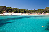 Schnorchler in der Bucht s'Amarador unter blauem Himmel, Cala Mondragó, Mallorca, Balearen, Mittelmeer, Spanien, Europa